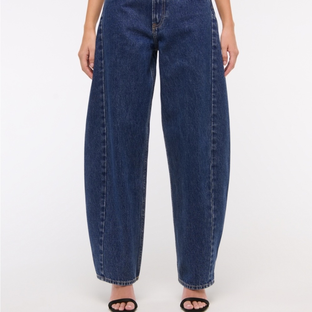 Abercrombie & Fitch mid rise barrel leg jeans